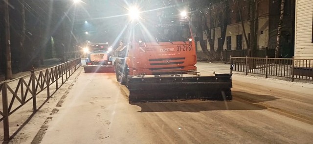 В Сыктывкаре продолжается уборка снега и подсыпка дорог и тротуаров противогололедным материалом