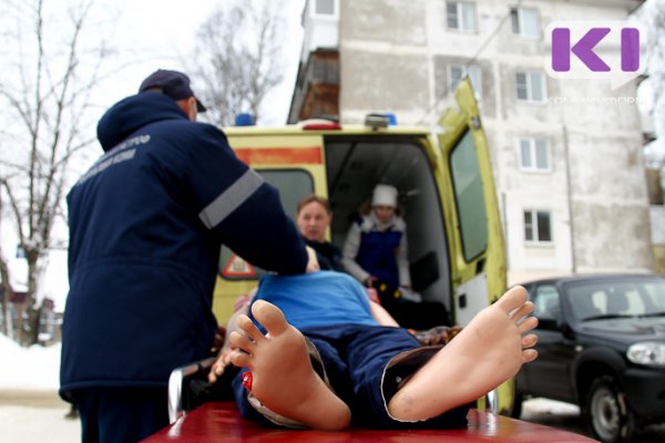 В Ухте спасатели помогли медикам скорой помощи 