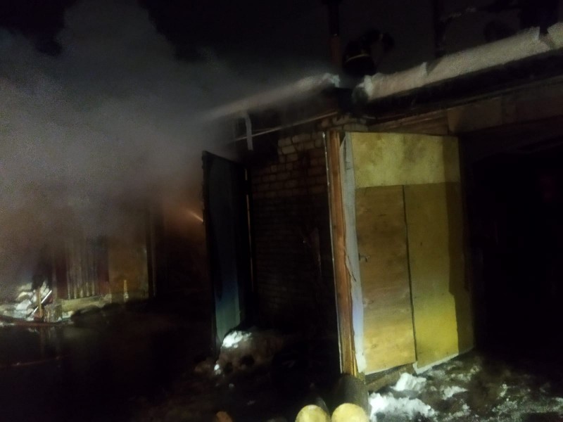 В Троицко-Печорске "Спас-Коми" вызволили из горящих гаражей Infiniti 