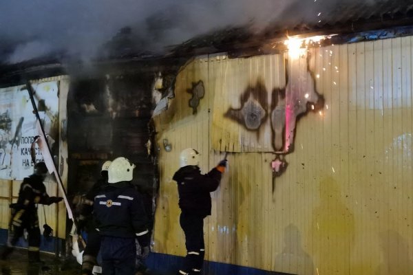 В сыктывкарском поселке Краснозатонский сгорело местное кафе