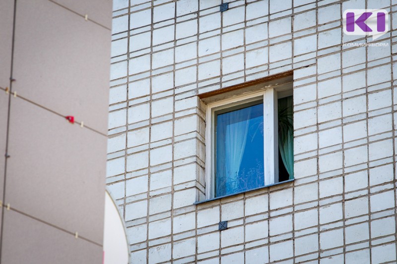 В Сыктывкаре ребенок выпал из окна десятого этажа