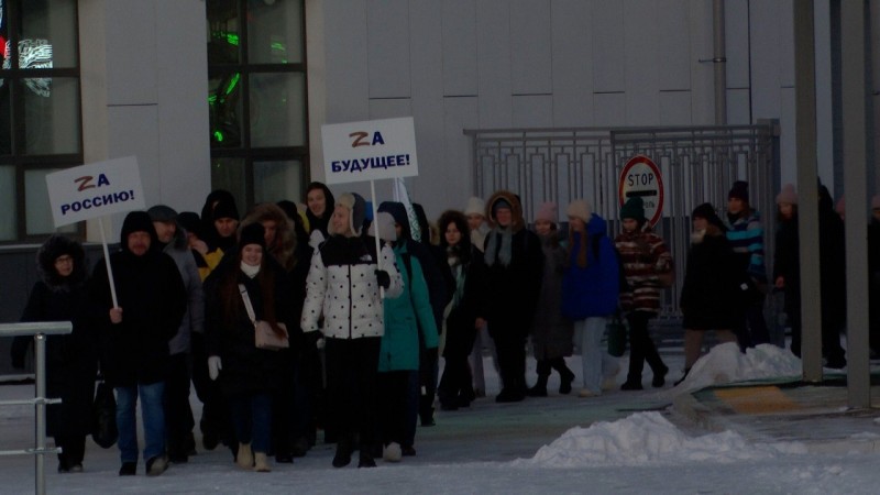 Десятки молодых людей выстроились в букву Z на ледовом поле республиканского стадиона в Сыктывкаре