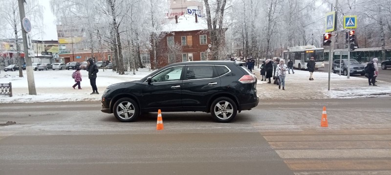 В центре Сыктывкара беспечный пешеход попал под колеса Nissan X-Trail