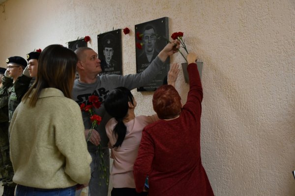 В Сыктывкарском лесопромышленном техникуме открыли мемориальную доску погибшему в ходе СВО выпускнику Александру Дубогрызову 
