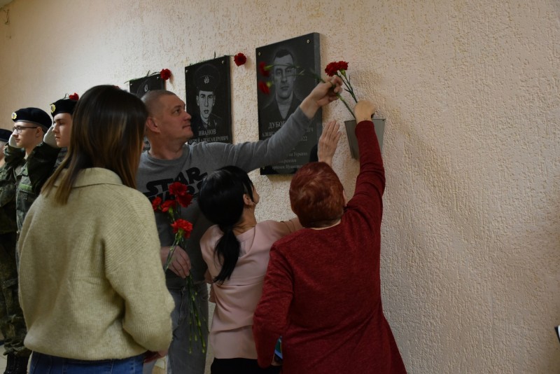 В Сыктывкарском лесопромышленном техникуме открыли мемориальную доску погибшему в ходе СВО выпускнику Александру Дубогрызову 
