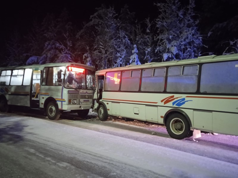 В Печоре столкнулись два маршрутных автобуса, трое получили травмы