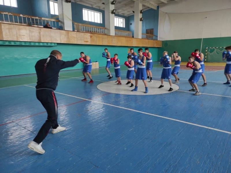 Призер Олимпиады Владимир Никитин дал мастер-класс юным боксерам в г. Ровеньки