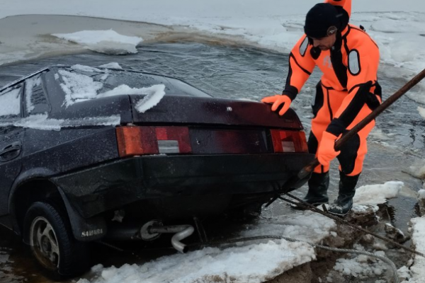 В Усть-Вымском районе легковушка провалилась под лед