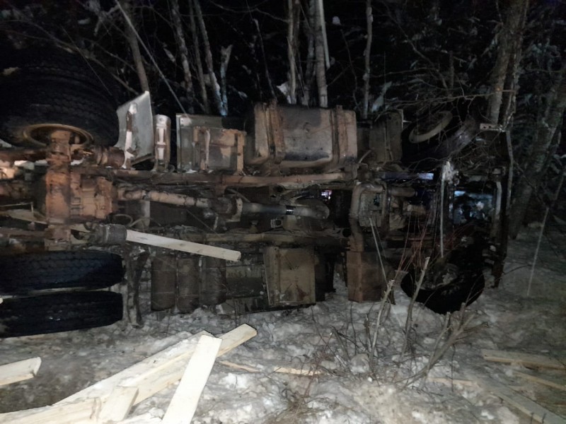 Пункт назначения: в Усть-Куломском районе из-за сброшенных с прицепа большегруза досок аварийно-спасательный МАЗ съехал с дороги