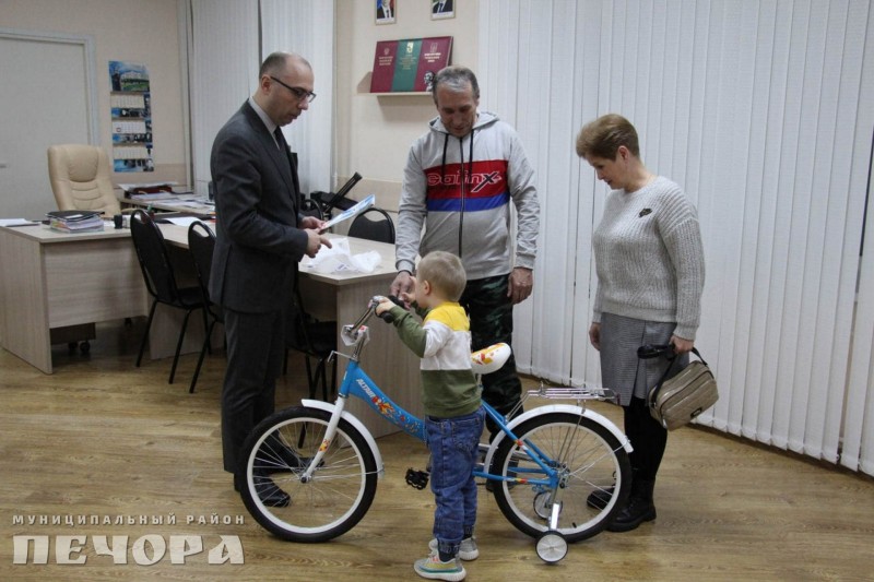 "Ёлка желаний": мэр Печоры Валерий Серов подарил шестилетнему Максиму Денисову велосипед
