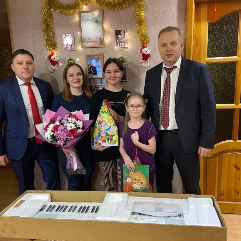 "Ёлка желаний": главный федеральный инспектор по Коми подарил маленькой жительнице Нижнего Одеса цифровое пианино