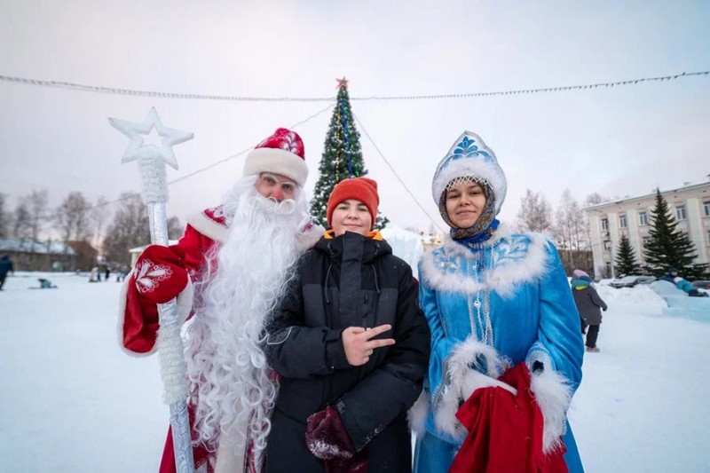 Дед мороз "зажёг" ёлку и радугу на открытии новогоднего городка в Ухте 