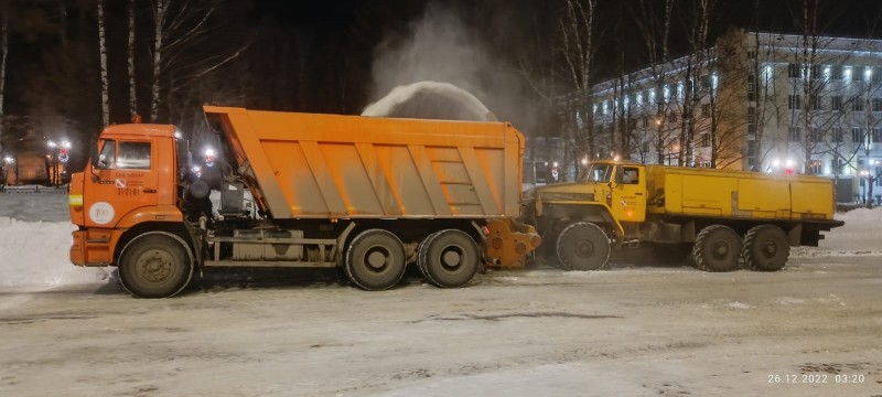 С дорог Сыктывкара за сутки вывезли более тысячи кубометров снега