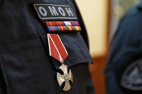 Владимир Уйба вручил государственные награды росгвардейцам Коми

