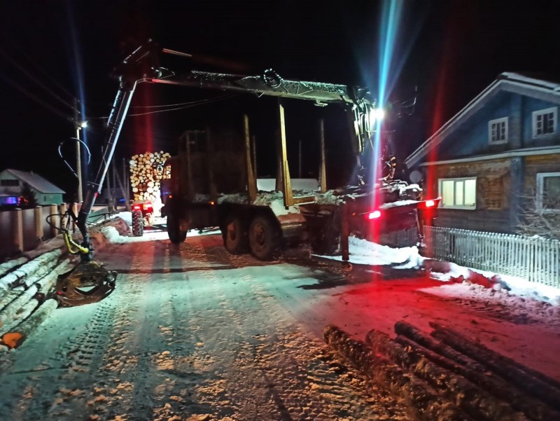 В Прилузском районе отряд спасателей устранил падение машины КамАЗ с манипуляторов на жилой дом