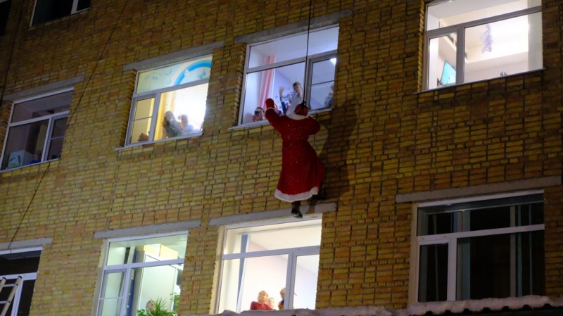Сыктывкарский Дед Мороз-спасатель постучался в окна пациентов детской больницы 