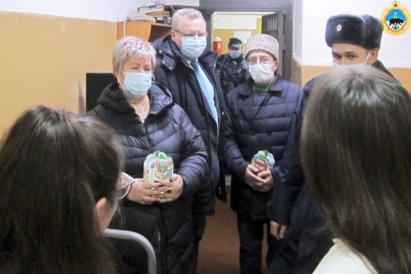 В Коми правозащитники подарили новогодние подарки подросткам в СИЗО
