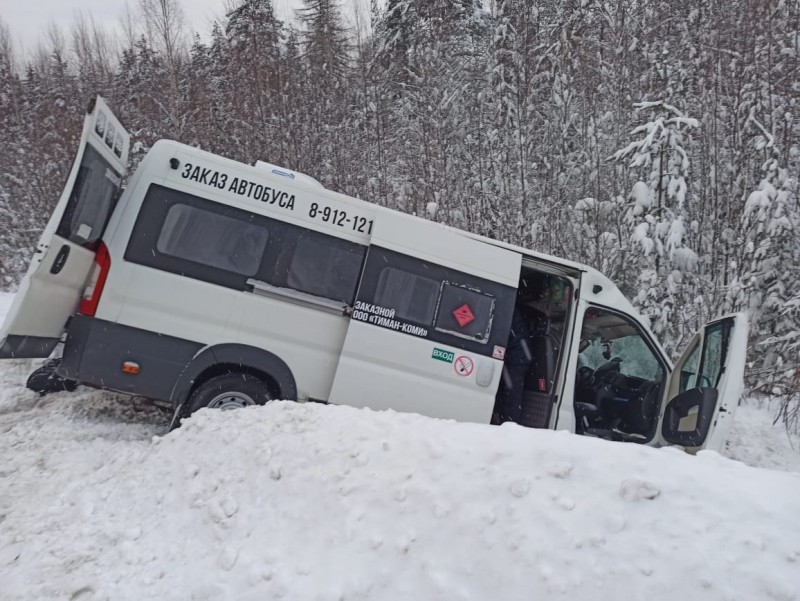 На трассе Сыктывкар-Ухта столкнулись автобус и "Шевроле Нива", погибла женщина