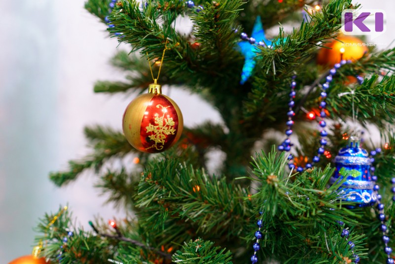 В Сыктывкаре любимая новогодняя традиция женщин — украшать елку, мужчин — встречаться с родными и друзьями