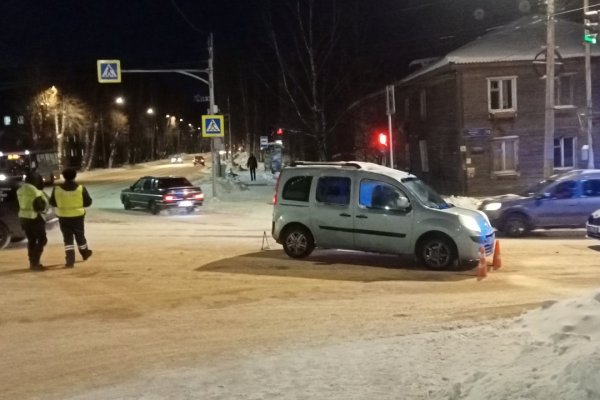 В Сыктывкаре водитель Renault Kangoo сбила на пешеходном переходе женщину