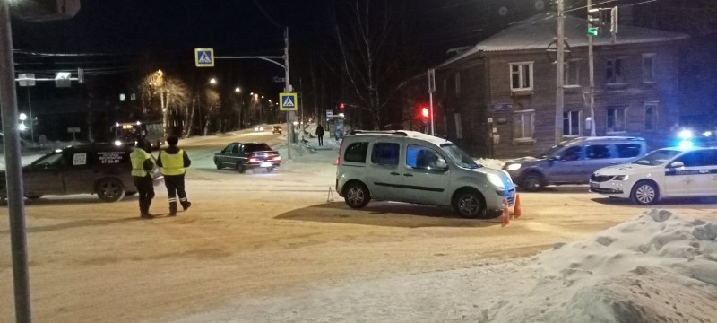 В Сыктывкаре водитель Renault Kangoo сбила на пешеходном переходе женщину