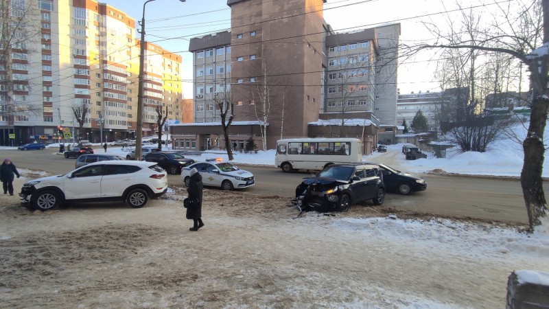 В Сыктывкаре женщина-водитель Hyundai Tucson не уступила дорогу Kia Soul