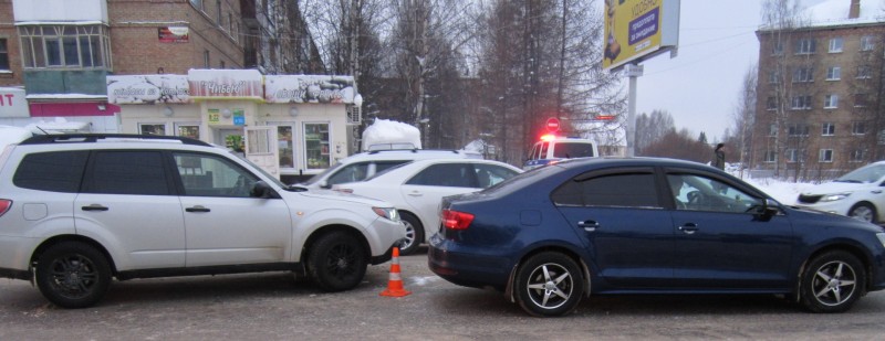 В Ухте после столкновения с Subaru водитель Volkswagen получила травмы