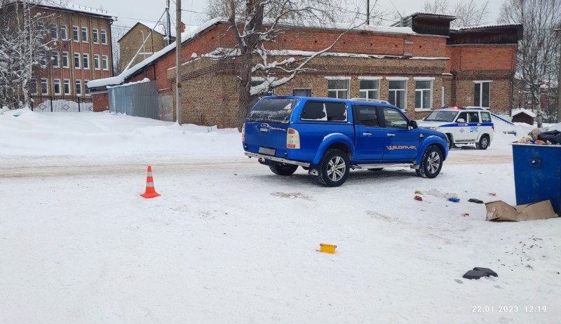В Сосногорске злостный нарушитель ПДД на Ford Ranger задним ходом сбил женщину