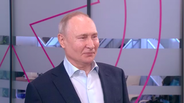 Путин рассказал студентам, как рубил лес в Коми
