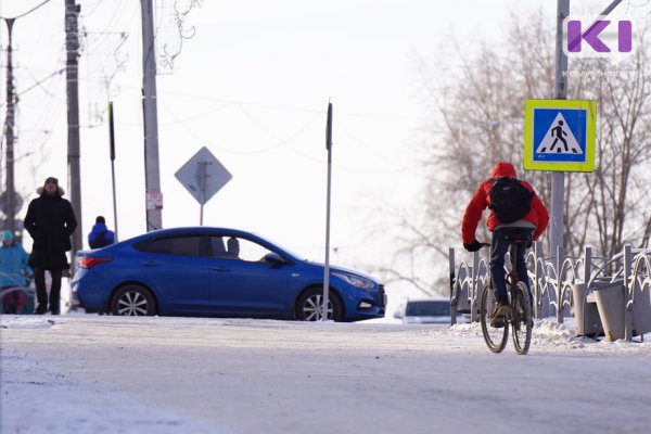 В Сыктывкаре водитель и велосипедист обменялись неприличными жестами, дело дошло до суда 