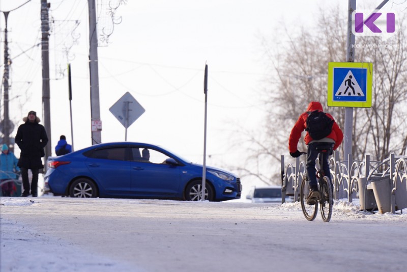 В Сыктывкаре водитель и велосипедист обменялись неприличными жестами, дело дошло до суда 