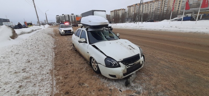 В Сыктывкаре возле заправки водитель экскаватора не пропустил "Ладу Приора"