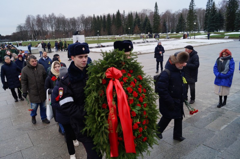 Делегация Коми почтила память защитников Ленинграда на Пискаревском мемориале