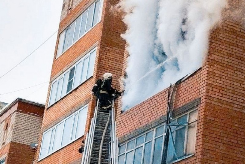 В Сыктывкаре тушат пожар в многоэтажном доме