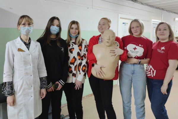 Ухтинская поликлиника погрузила в работу врачей потенциальных студентов 