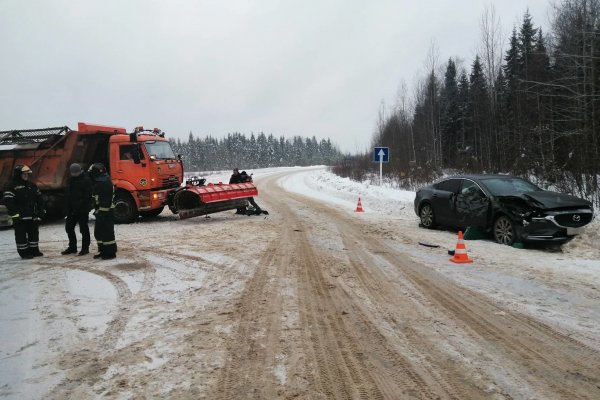 В Усть-Вымском районе водитель КамАЗа спровоцировал столкновение с Mazda 6