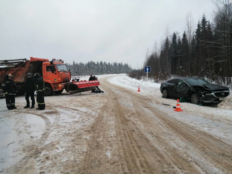 В Усть-Вымском районе водитель КамАЗа спровоцировал столкновение с Mazda 6