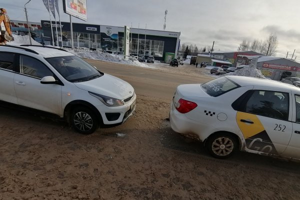 В Сыктывкаре после столкновения с Kia Rio пассажирка такси получила травмы