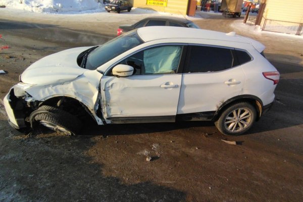 В Сыктывкаре злостная нарушительница ПДД не дала внедорожнику обогнать свой Nissan и получила травмы