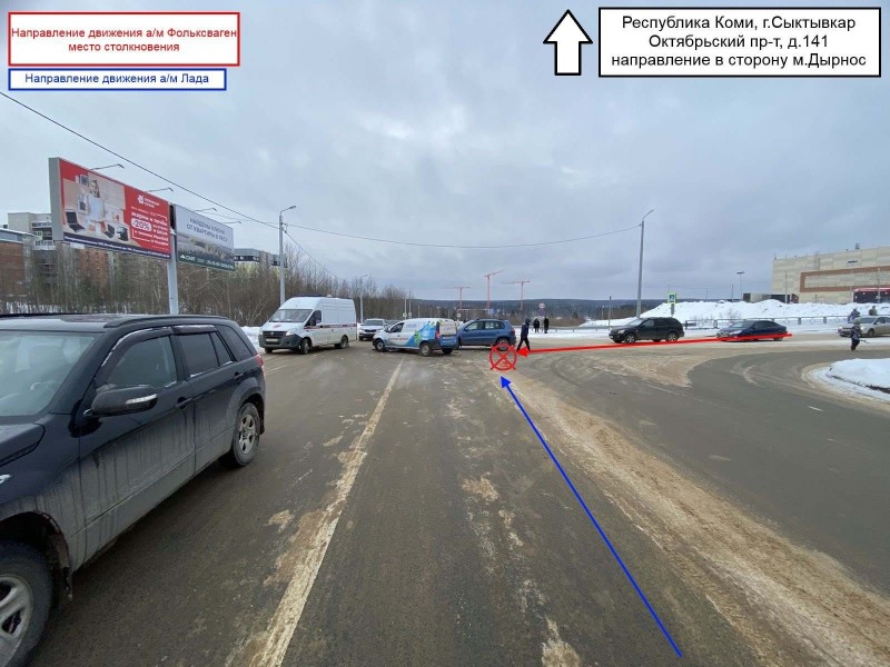 На выезде с территории ТРЦ "Макси" в Сыктывкаре водитель Volkswagen Tiguan подрезал "Ладу Ларгус"