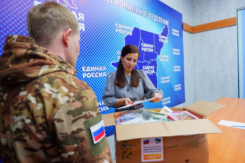 "Единая Россия" передала для бойцов из Коми письма поддержки из родной республики

