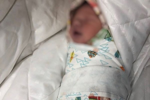 Жительницу Печоры оставить ребенка в подъезде вынудил его отец
