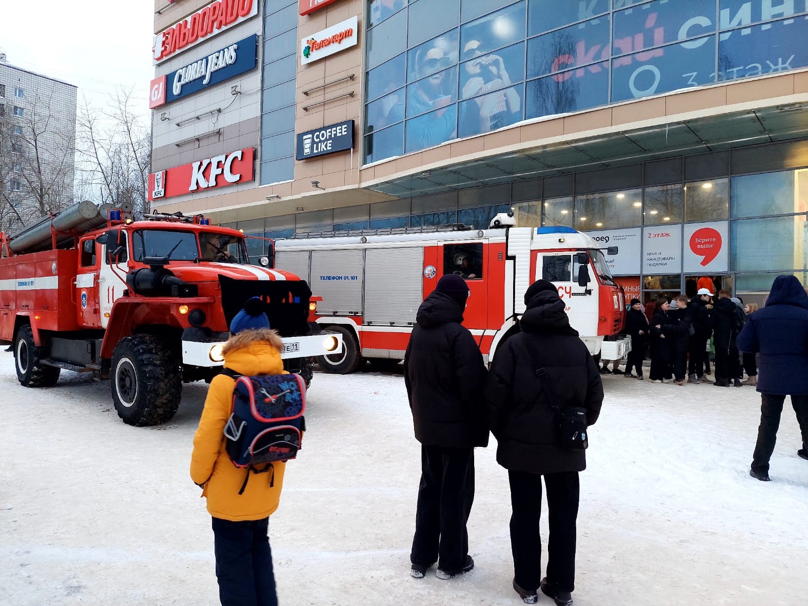 В Сыктывкаре загорелся ТЦ 