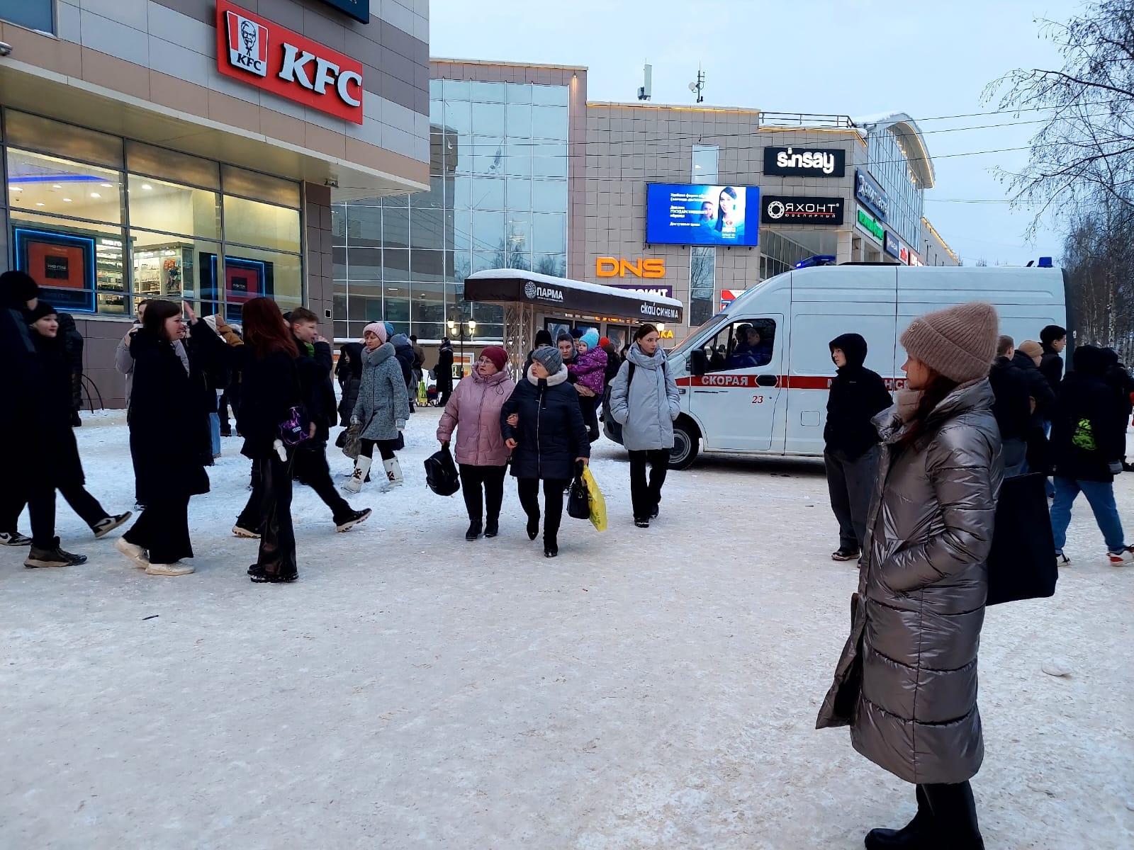 В Сыктывкаре загорелся ТЦ 