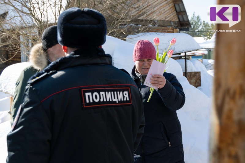 К жительницам Максаковки нагрянули участковые с цветами