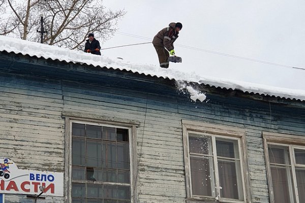 Снег свисает с крыш - куда обращаться жителям Коми