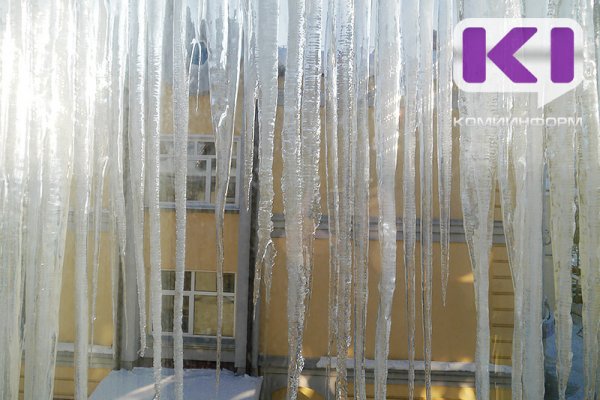 Шесть детских садов Сыктывкара получили предостережение о недопустимости схода снега и льда на детей 