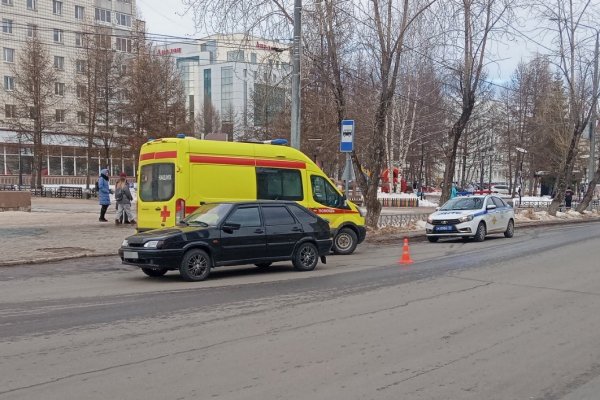 В Сыктывкаре перебегавшая дорогу женщина попала под колеса ВАЗа