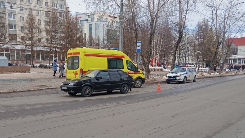 В Сыктывкаре перебегавшая дорогу женщина попала под колеса ВАЗа