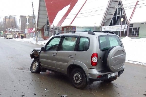 В Сыктывкаре около пешеходного перехода столкнулись Mitsubishi и Chevrolet 
